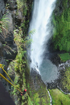 Prvá previsnutá dľžka poslednej kaskády. Pod Mirom je 270 metrov vzduchoprázdna a noc sa blíži. resize