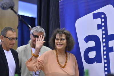 Claudia Cardinale prichadza na tlacovu konferenciu resize