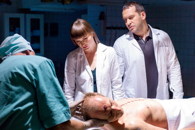 Hradská a Krauz Poláková Mňahončák so súdnym lekárom Kaprálik a mŕtvym Hálom resize