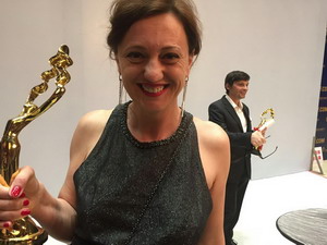 Eva Bandor s cenou resize