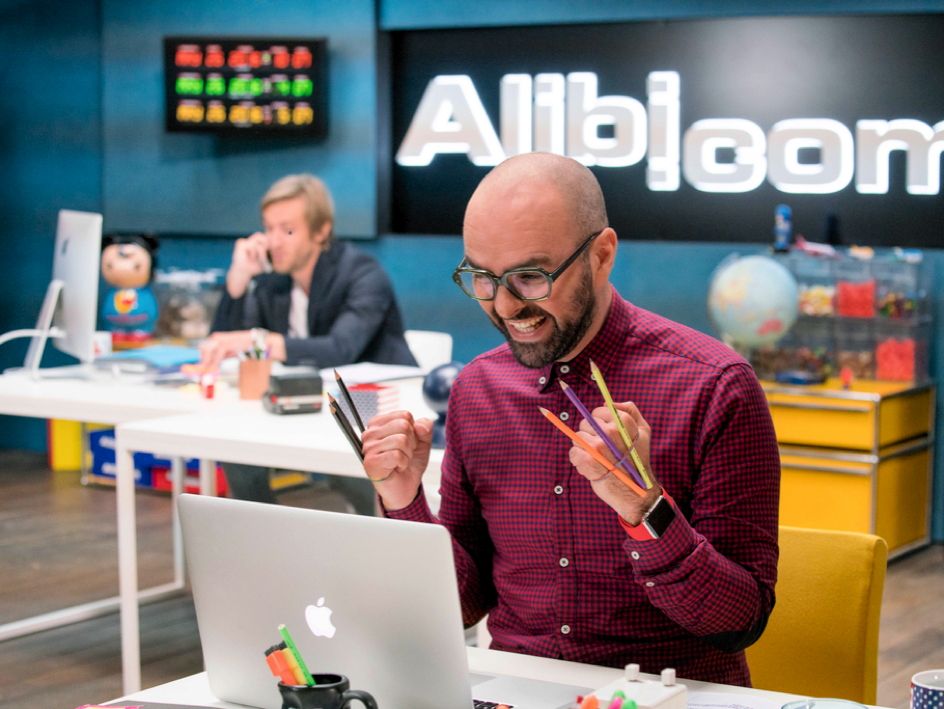 alibi-com2