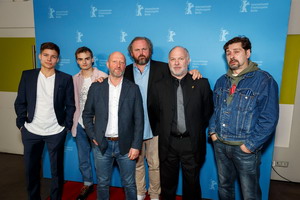 Hlavní hereckí predstavitelia filmu Samuel Polakovič Samuel Skyva Vladimír Zboroň režisér Ivan Ostrochovský Vlad Ivanov a Zvonko Lakčević na červenom koberci Berlinale. resize