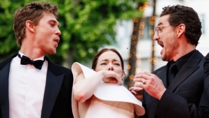 Emma Stone terrorised by a bee at Cannes 2025 1747463686136 1747463686399